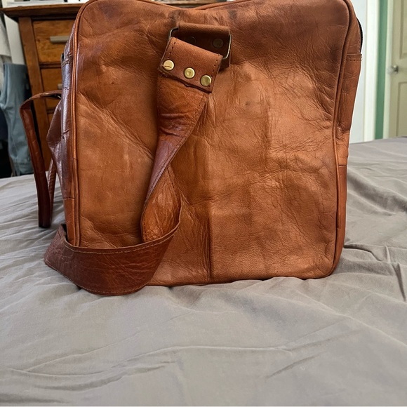 Beautiful brown leather duffle bag with high quality canvas lining - Picture 3 of 8